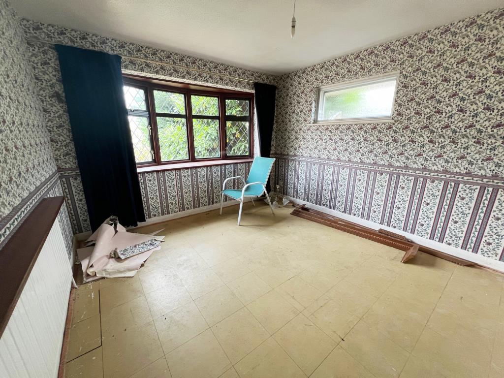 Lot: 19 - DETACHED BUNGALOW FOR REFURBISHMENT - Double bedroom with window to front aspect